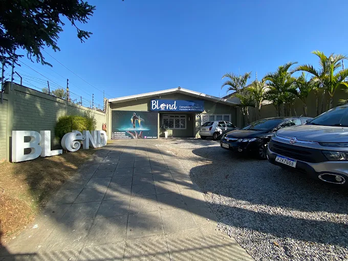 Entrada da Blend com letras grandes formando a palavra Blend e estacionamento em frente