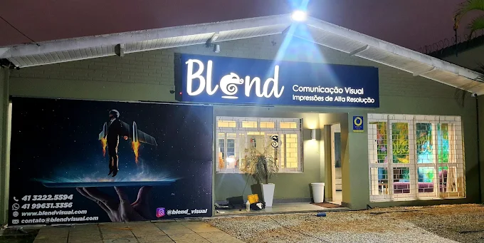 Fachada da Blend à noite com letreiro iluminado